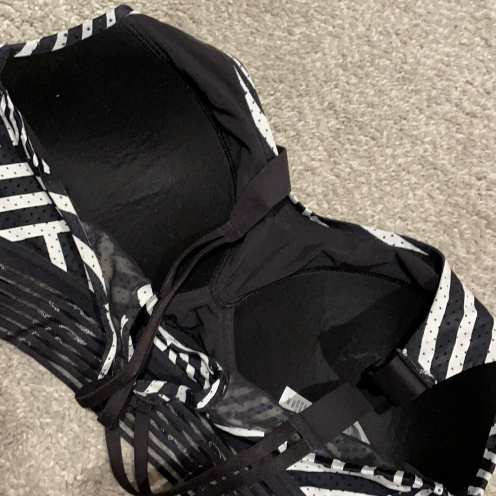 Victoria’s Secret Sports Bra 32DD - Picture 6 of 6